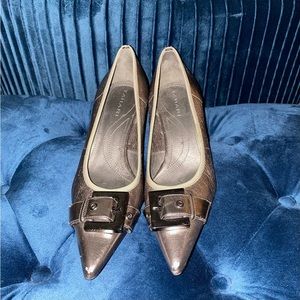 Tahari Pewter Pointed Toe Kitten Heeled Shoes. 6.5